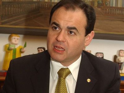 Anunciantes apoyan veto a compras con mayores precios