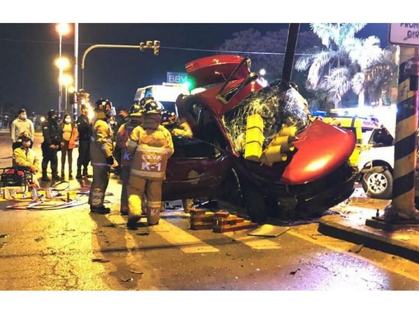 Auto se estrella contra un semáforo en MRA