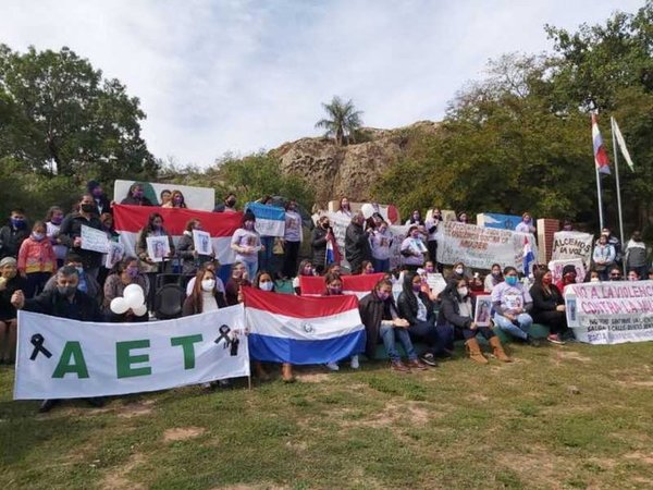 Pobladores de Tobatí se manifestaron exigiendo justicia para la docente asesinada y celeridad en el caso » Ñanduti