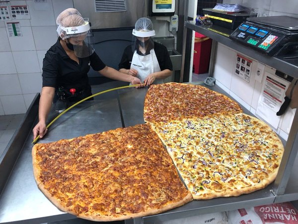 Pizza: 2 metros para celebrar el Día de Amistad | Crónica