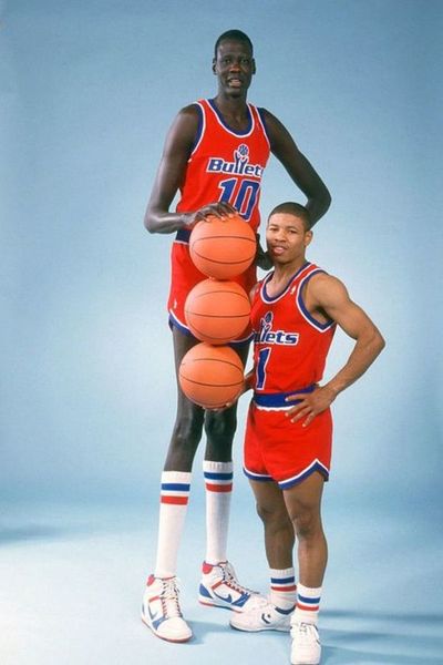 De vivir en una tribu en medio de la selva a transformarse en el basquetbolista más alto de la NBA: la inspiradora vida de Manute Bol