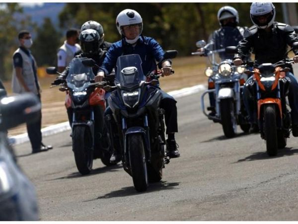 Bolsonaro se cura de Covid-19 y sale a pasear en moto