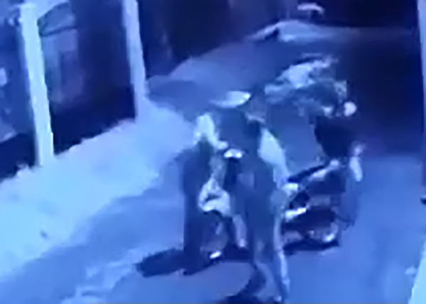 Madre e hijo sufren lesiones al volcarse el auto en que iban