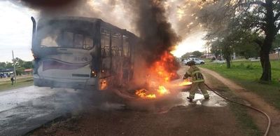 Bus de Puerto Falcón se incendia camino a Asunción - Nacionales - ABC Color