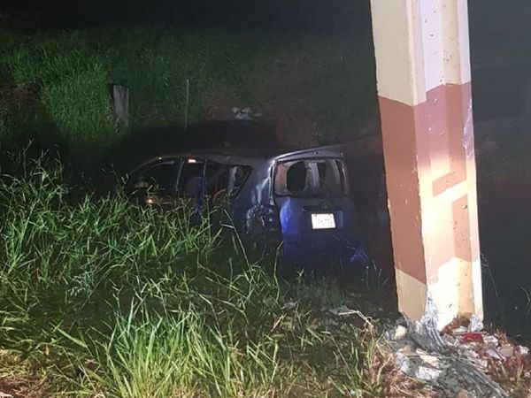 Conductor protagoniza accidente y abandona a su acompañante herida