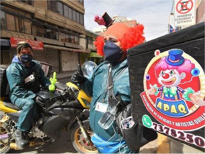 Unos payasos se reinventan para seguir viviendo de sus sonrisas