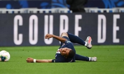 HOY / El PSG confirma el esguince de Mbappé, de baja tres semanas