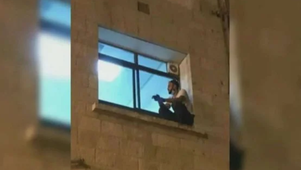 El adiós más triste: escala hasta la ventana del hospital para despedirse de su madre que muere de coronavirus