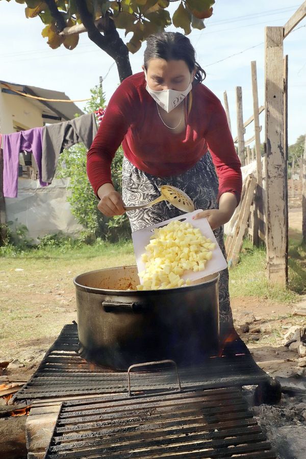 Ollas populares: Desde Pastoral Social otorgan dando 18.000 platos por día y lamentan expresiones de Abdo - A La Gran 7-30 - ABC Color