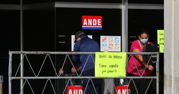 Ande cierra centro de cobranzas por falta de energía eléctrica y desata burlas