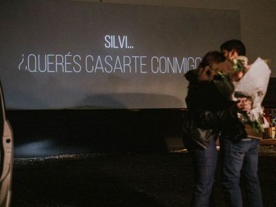 Le propuso matrimonio a su amada novia en el autocine