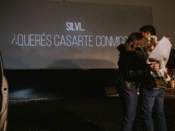 Le propuso matrimonio a su amada novia en el autocine