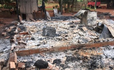 Incendios consumieron dos viviendas y un automóvil