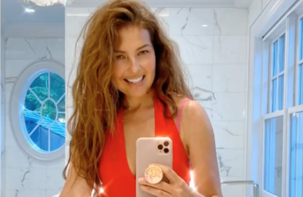 HOY / Thalía muestra como logra la cintura de avispa en sus videos: "Me ajustaban y me apretaban"