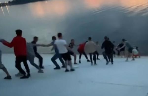 Con una cadena humana lograron salvar a una mujer que se ahogaba en un río - SNT