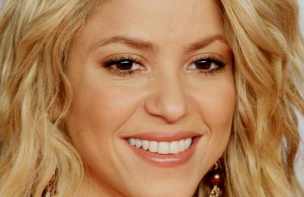 Shakira demanda a raperos por la letra de una canción - SNT