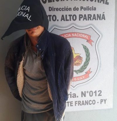 Vecinos reducen a hombre que despojó de sus celulares a dos menores