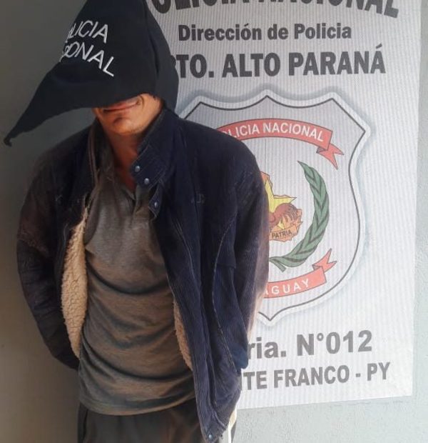 Vecinos reducen a hombre que despojó de sus celulares a dos menores
