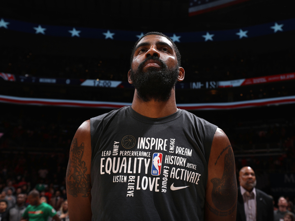 Kyrie Irving ofrece ayuda económica a las jugadoras de la WNBA