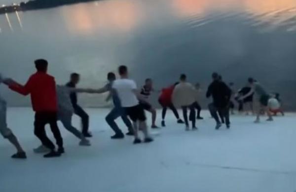 Con una cadena humana lograron salvar a una mujer que se ahogaba en un río - C9N