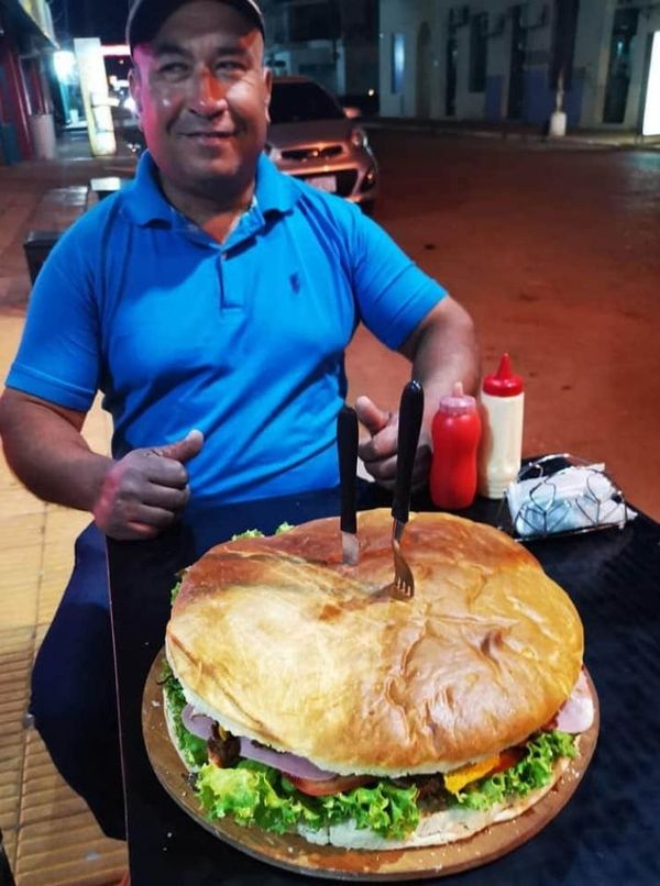 Por un 500 mil desafían a comer “fero” hamburguesa en local gastronómico de Concepción