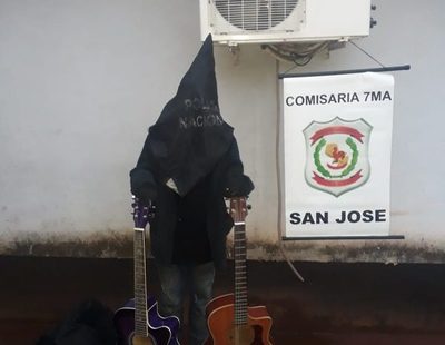 Atrapan a indígena con guitarras hurtadas