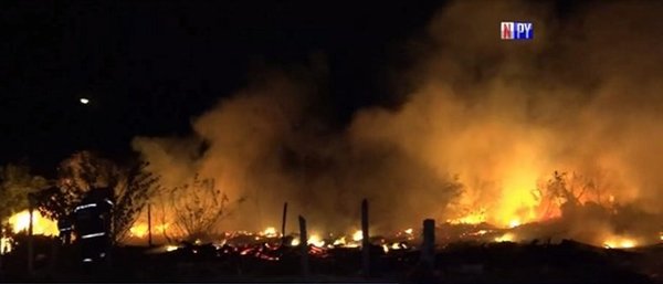 Incendio en basural puso en riesgo viviendas en Asunción | Noticias Paraguay