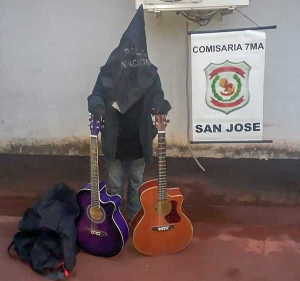 Detienen a INDÍGENA porque tenía DOS GUITARRAS