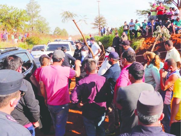 Vecinos montan hasta guardia para custodiar plata yvyguy