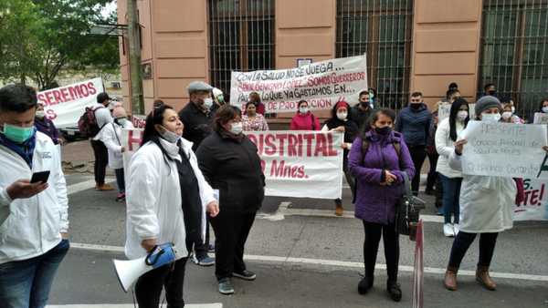 “Nos dicen Héroes, pero estamos como mendigos”: personal de Salud se manifiesta exigiendo gratificación salarial » Ñanduti