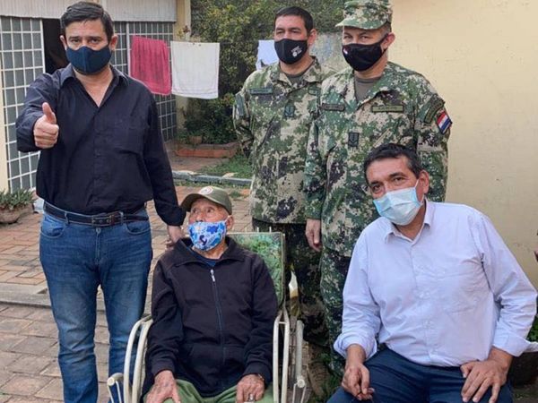 Impiden desalojo a excombatiente de 102 años