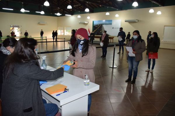 Universitarios de Ñeembucú recibirán becas - Nacionales - ABC Color