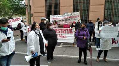 “Nos dicen Héroes, pero estamos como mendigos”: personal de Salud se manifiesta exigiendo gratificación salarial » Ñanduti