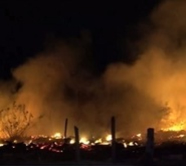 Incendio en basural puso en riesgo viviendas en Asunción - Paraguay.com