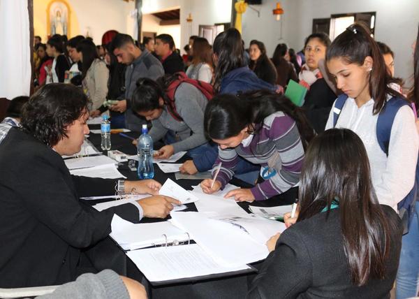 Yacyretá iniciará pago por 612 becas universitarias en Ñeembucú - El Trueno