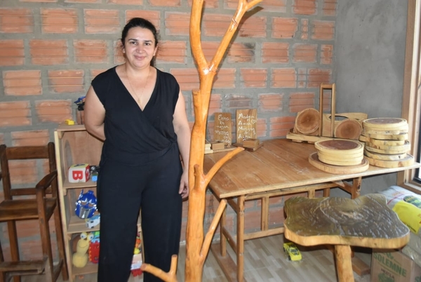 Artesana de muebles en palo santo sostiene su emprendimiento con apoyo del CAH