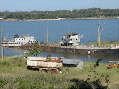 Vacían el buque semihundido en Puerto Campichuelo