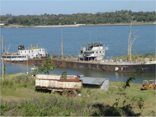 Vacían el buque semihundido en Puerto Campichuelo