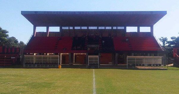 Un trozo de historia del fútbol paraguayo está en venta