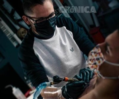 El rollo se “arregla” el tatuaje de la ex | Crónica