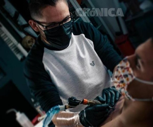 El rollo se “arregla” el tatuaje de la ex | Crónica