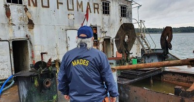 Ante posible daño ecológico extraen 7.000 litros de aceite de buque varado