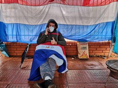 Jesús: Joven se encadena frente a Comuna para exigir transparencia