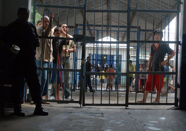 Condenan a personas privadas de libertad por extorsión