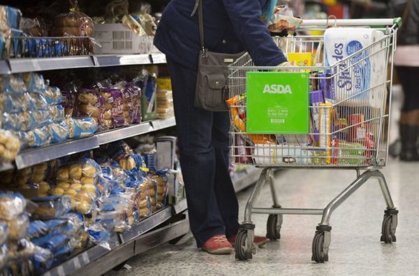 Walmart espera ofertas por filial británica para septiembre