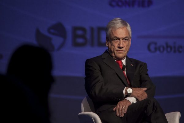 Presidente de Chile cambia su gabinete tras derrota legislativa