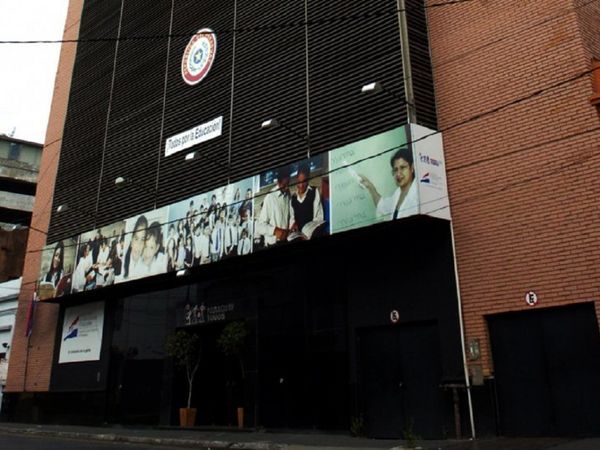 Directores  piden al MEC suspender las clases a distancia por un mes