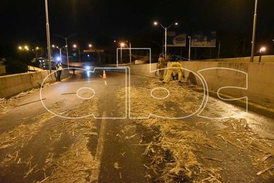 Derrame de caña de azúcar causó dos accidentes sobre autopista Semidei, dejando al menos un herido - Nacionales - ABC Color