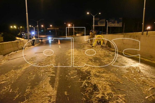 Derrame de caña de azúcar causó dos accidentes sobre autopista Semidei, dejando al menos un herido - Nacionales - ABC Color