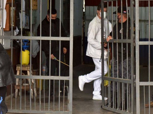 Confirman dos muertes más y temen brote masivo del Covid en Tacumbú